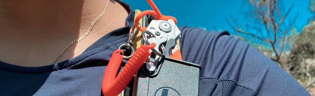Кишеньковий мультиінструмент Leatherman Raptor Rescue Orange/Black 832170 з отвором для темляка