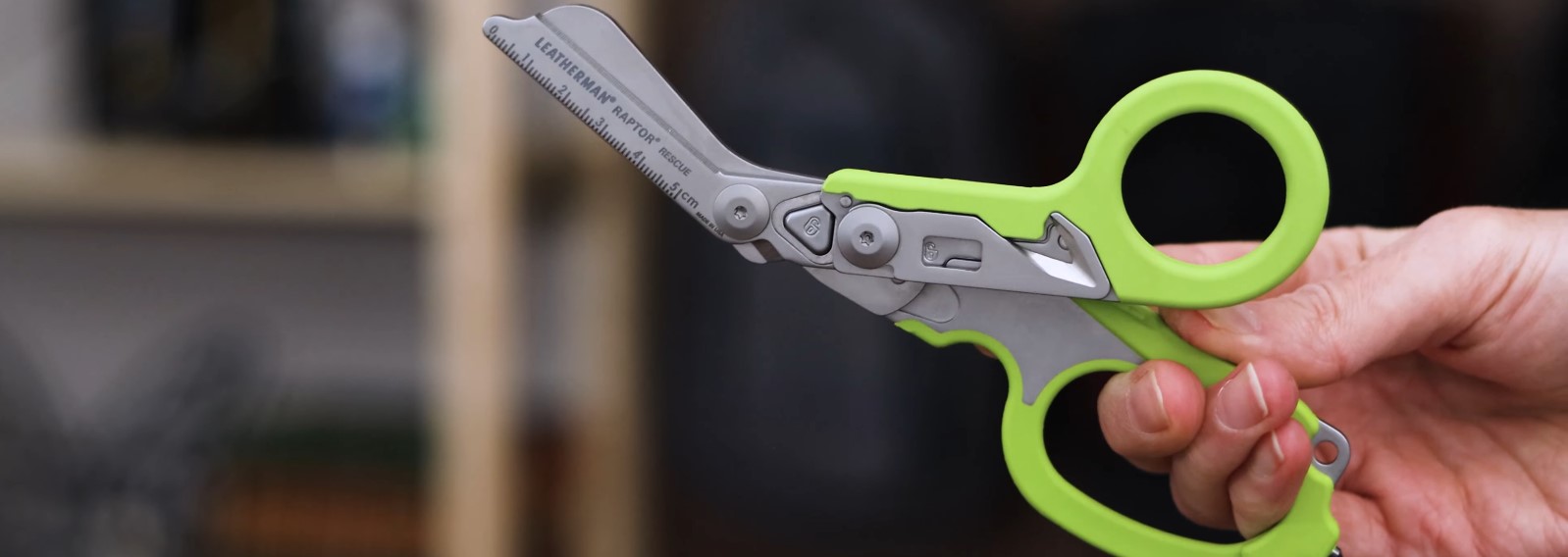 Спеціалізовані медичні ножиці-мультитул Leatherman Raptor Rescue Green з фіксацією інструментів у робочому положенні